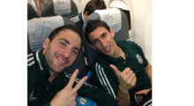 Dieses Bild hat man doch schon mal gesehen... wie nach der Rückreise aus Barcelona grüßt Gonzalo Higuaín seine Twitter-Fans auch im Flieger aus Manchester mit Kumpel Ángel Di María.