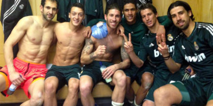 Zum Abschluss einer ereignis- und siegreichen Hammerwoche posteten Sergio Ramos und Raphaël Varane noch dieses Foto aus der Umkleide im Old Trafford.