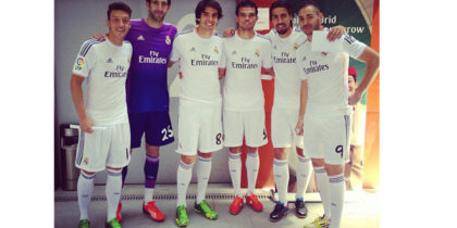 Im Anschluss an die Pressekonferenz posierte die Mannschaft im neuen Gewand auf dem Rasen des Santiago Bernabéu. Diese Gelegenheit nutzte Kaká, um dieses Foto auf Facebook zu veröffentlichen.