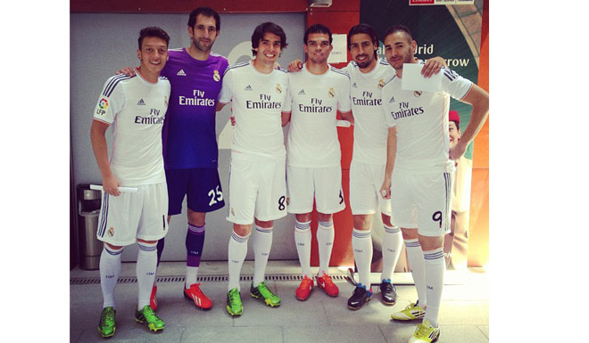 Im Anschluss an die Pressekonferenz posierte die Mannschaft im neuen Gewand auf dem Rasen des Santiago Bernabéu. Diese Gelegenheit nutzte Kaká, um dieses Foto auf Facebook zu veröffentlichen.