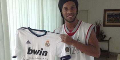 Ronaldinho mit einem signierten Trikot von Cristiano Ronaldo