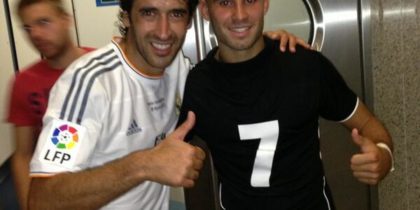 Jesé zeigt auf Twitter stolz das ein Foto mit Raúl und dessen getragenen Al-Sadd-Trikot
