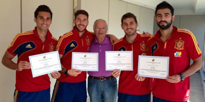 Álvaro Arbeloa mit der Sportdirektor-Urkunde auf Instagram
