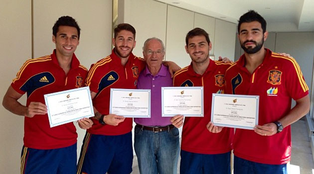 Álvaro Arbeloa mit der Sportdirektor-Urkunde auf Instagram