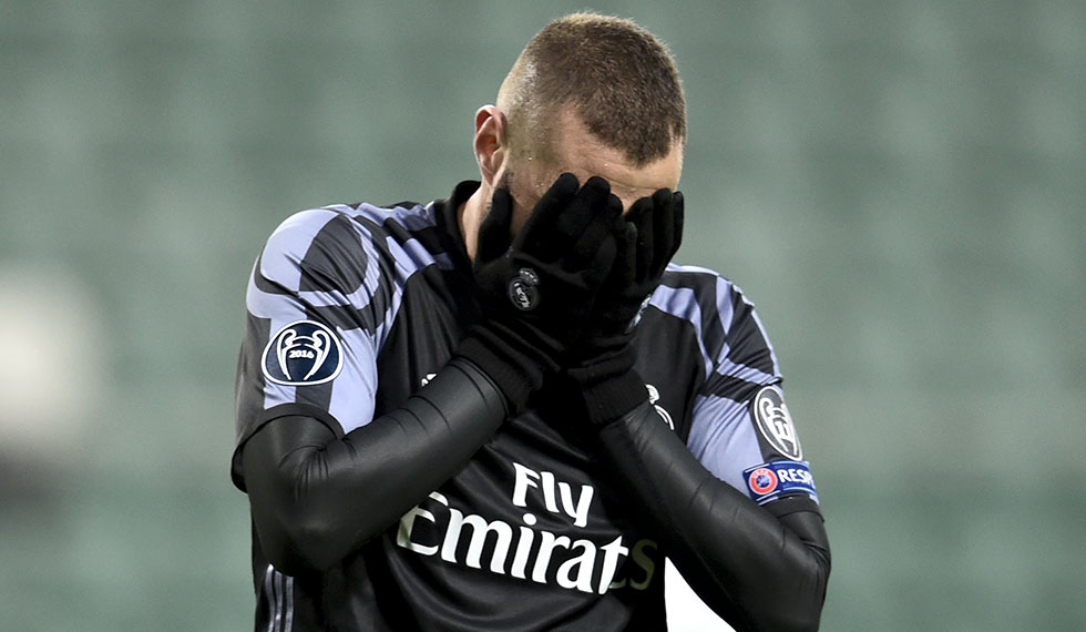 Real Madrid's French forward Karim Benzema reacts after Warsaw scored the 2-2 equalizer during the UEFA Champions League group F football match Legia Warsaw vs Real Madrid CF in Warsaw, Poland on November 2, 2016. / AFP / ODD ANDERSEN (Photo credit should read ODD ANDERSEN/AFP/Getty Images)