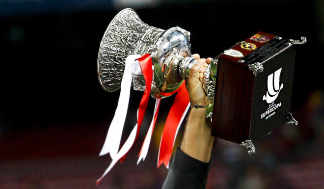 Copa del Rey Athletic Bilbao's coach Ernesto Valverde raises the Supercup trophy after the Spanish Supercup second-leg football match FC Barcelona vs Athletic Club Bilbao at the Camp Nou stadium in Barcelona on August 17, 2015. AFP PHOTO / QUIQUE GARCIA (Photo credit should read QUIQUE GARCIA/AFP/Getty Images)