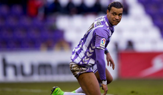 VALLADOLID, SPAIN - FEBRUARY 12: Raul de Tomas of Real Valladolid CF reacts as he fails to score during the La Liga second league match between Real Valladolid CF and CD Tenerife at Estadio Jose Zorrilla on February 12, 2017 in Valladolid, Spain. (Photo by Gonzalo Arroyo Moreno/Getty Images