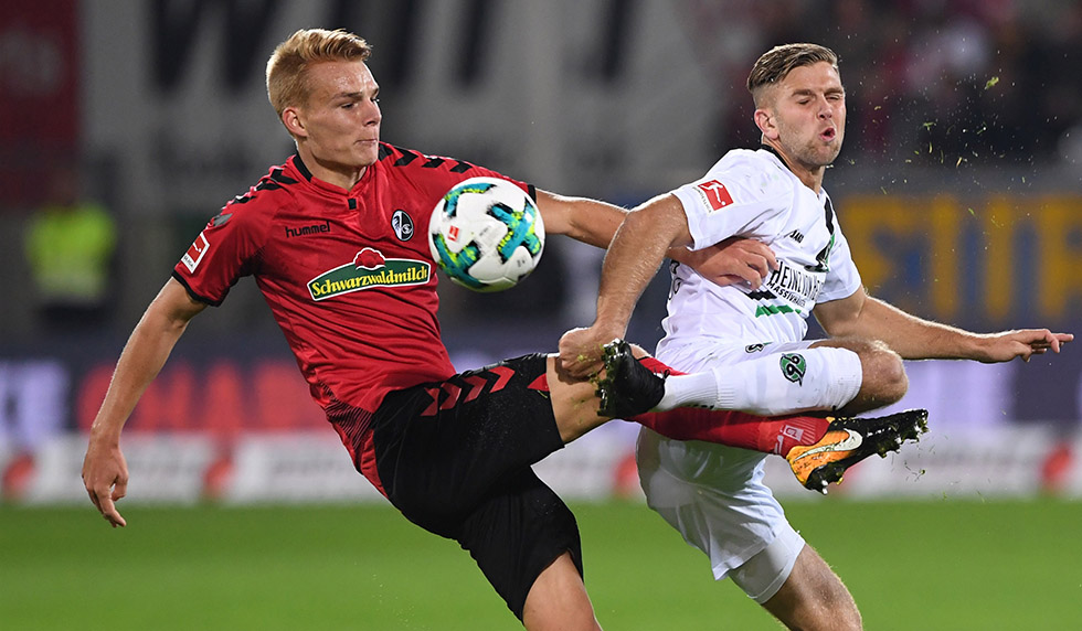 FREIBURG GERMANY - SEPTEMBER 20: Philipp Lienhart (L) of SC Freiburg challenges Niclas Fuellkrug (R) of Hannover 96 during the Bundesliga match between Sport Club Freiburg and Hannover 96 at Schwarzwald-Stadion on September 20, 2017 in Freiburg, Germany. (Photo by Michael Kienzler/Bongarts/Getty Images)
