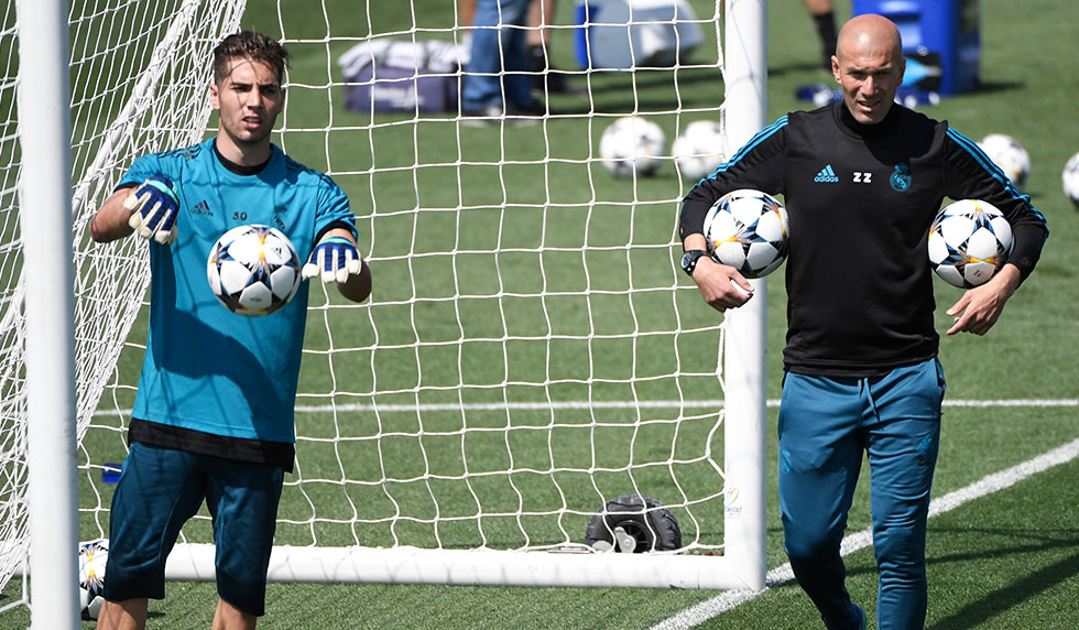 Real Madrid's French coach Zinedine Zidane (R) and his son Real Madrid's French goalkeeper Luca Fernandez attend a training session during Real Madrid's Media Open Day ahead of their UEFA Champions league final footbal match against Liverpool FC, in Madrid on May 22, 2018. (Photo by GABRIEL BOUYS / AFP) (Photo credit should read GABRIEL BOUYS/AFP/Getty Images)