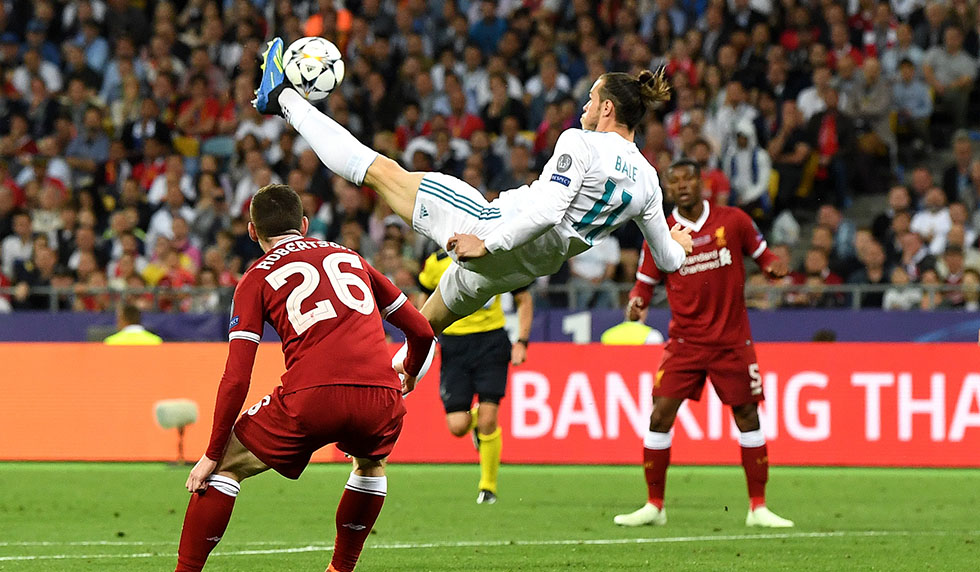 KIEV, UKRAINE - MAY 26: Gareth Bale of Real Madrid shoots and scores his side's second goal during the UEFA Champions League Final between Real Madrid and Liverpool at NSC Olimpiyskiy Stadium on May 26, 2018 in Kiev, Ukraine. (Photo by David Ramos/Getty Images)