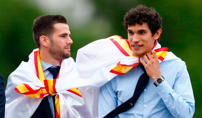 Nacho und Vallejo Real Madrid's Spanish defender Nacho Fernandez (L) and Real Madrid's Spanish defender Jesus Vallejo celebrate at Cibeles square in Madrid on May 27, 2018 after Real Madrid won their third Champions League title in a row in Kiev. (Photo by BENJAMIN CREMEL / AFP) (Photo credit should read BENJAMIN CREMEL/AFP/Getty Images)