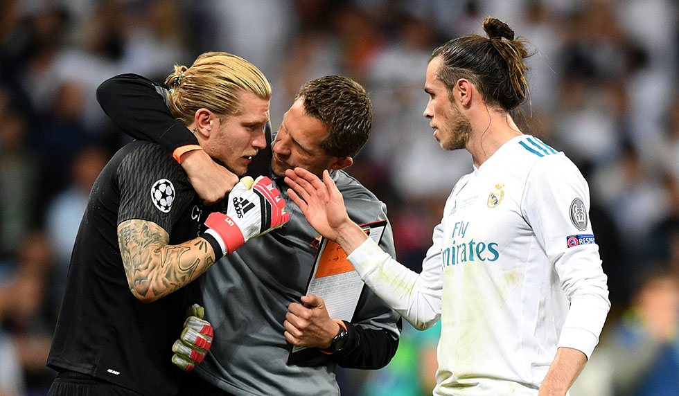 KIEV, UKRAINE - MAY 26: Gareth Bale of Real Madrid speaks with Loris Karius of Liverpool after the UEFA Champions League Final between Real Madrid and Liverpool at NSC Olimpiyskiy Stadium on May 26, 2018 in Kiev, Ukraine. (Photo by Michael Regan/Getty Images)