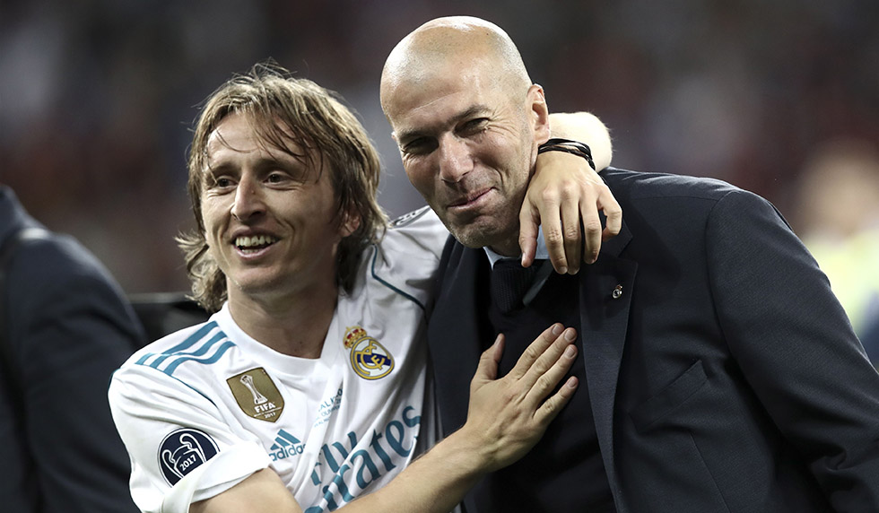 Real Madrid's French coach Zinedine Zidane (R) and Real Madrid's Croatian midfielder Luka Modric celebrate after winning the UEFA Champions League final football match between Liverpool and Real Madrid at the Olympic Stadium in Kiev, Ukraine on May 26, 2018. (Photo by Isabella BONOTTO / Update Images Press / AFP) (Photo credit should read ISABELLA BONOTTO/AFP/Getty Images)