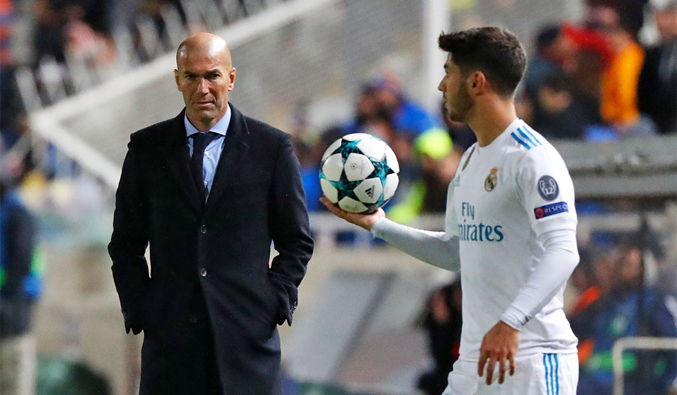 Real Madrid's Spanish midfielder Marco Asensio and Real Madrid's French head coach Zinedine Zidane are seen the UEFA Champions League Group H match between Apoel FC and Real Madrid on November 21, 2017, in the Cypriot capital Nicosia's GSP Stadium. / AFP PHOTO / Jack GUEZ (Photo credit should read JACK GUEZ/AFP/Getty Images)