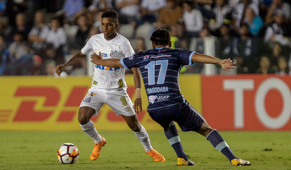 Brazil's Santos player Rodrygo (L), vies for the ball with Peru's Real Garcilaso Jean Tragodara during their 2018 Copa Libertadores football match held at Vila Belmiro stadium, in Santos, Sao Paulo state, Brazil on May 24, 2018. (Photo by Miguel SCHINCARIOL / AFP) (Photo credit should read MIGUEL SCHINCARIOL/AFP/Getty Images)