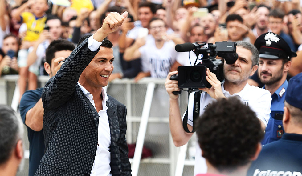 Portuguese footballer Cristiano Ronaldo waves to supporters as he arrives on July 16, 2018 at the Juventus medical centre at the Alliance stadium in Turin. - A Turin hit by Cristiano Ronaldo fever awaits the striker as Juventus prepare to unveil the surprise signing, that after the end of the World Cup, puts all eyes on the Italian champions and Serie A. (Photo by Miguel MEDINA / AFP) (Photo credit should read MIGUEL MEDINA/AFP/Getty Images)