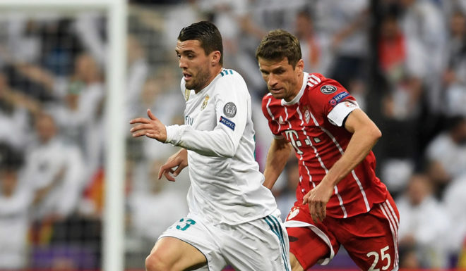 Real Madrid's Croatian midfielder Mateo Kovacic (L) and Bayern Munich's German forward Thomas Mueller vie for the ball during the UEFA Champions League semi-final second-leg football match Real Madrid CF vs FC Bayern Munich in Madrid, Spain, on May 1, 2018. (Photo by GABRIEL BOUYS / AFP) (Photo credit should read GABRIEL BOUYS/AFP/Getty Images)