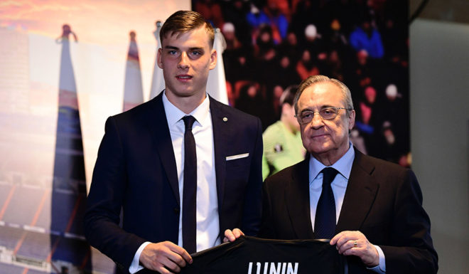Real Madrid's new Ukrainian goalkeeper Andriy Lunin (L) holds his new jersey as he poses with Real Madrid president Florentino Perez during his official presentation at the Santiago Bernabeu Stadium in Madrid on July 23, 2018. (Photo by JAVIER SORIANO / AFP) (Photo credit should read JAVIER SORIANO/AFP/Getty Images)