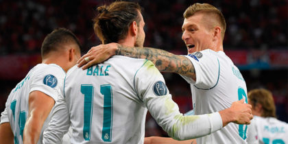 Real Madrid's Welsh forward Gareth Bale (C) celebrates with Real Madrid's German midfielder Toni Kroos after scoring his second goal during the UEFA Champions League final football match between Liverpool and Real Madrid at the Olympic Stadium in Kiev, Ukraine on May 26, 2018. (Photo by LLUIS GENE / various sources / AFP) (Photo credit should read LLUIS GENE/AFP/Getty Images)