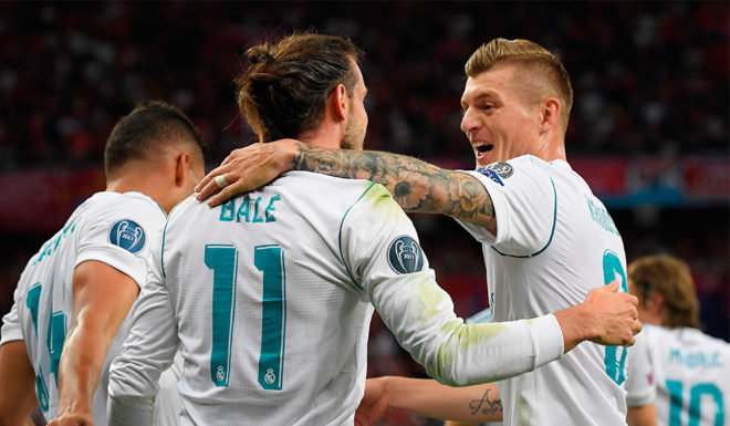 Real Madrid's Welsh forward Gareth Bale (C) celebrates with Real Madrid's German midfielder Toni Kroos after scoring his second goal during the UEFA Champions League final football match between Liverpool and Real Madrid at the Olympic Stadium in Kiev, Ukraine on May 26, 2018. (Photo by LLUIS GENE / various sources / AFP) (Photo credit should read LLUIS GENE/AFP/Getty Images)