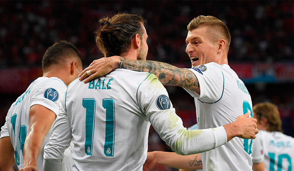Real Madrid's Welsh forward Gareth Bale (C) celebrates with Real Madrid's German midfielder Toni Kroos after scoring his second goal during the UEFA Champions League final football match between Liverpool and Real Madrid at the Olympic Stadium in Kiev, Ukraine on May 26, 2018. (Photo by LLUIS GENE / various sources / AFP) (Photo credit should read LLUIS GENE/AFP/Getty Images)