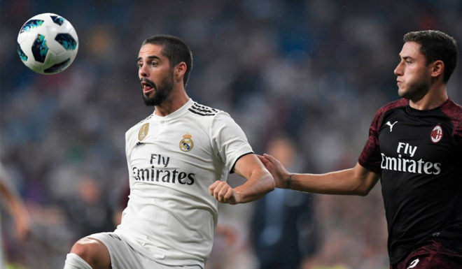 Real Madrid's Spanish midfielder Isco (L) challenges AC Milan's Italian defender Davide Calabria during the Santiago Bernabeu Trophy football match between Real Madrid and AC Milan in Madrid on August 11, 2018. (Photo by GABRIEL BOUYS / AFP) (Photo credit should read GABRIEL BOUYS/AFP/Getty Images)