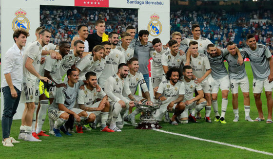 Real Madrid MADRID, SPAIN - AUGUST 11: Real Madrid team poses with the Santiago Bernabéu Trophy after winning the friendly match between Real Madrid CF and AC Milan at Estadio Santiago Bernabeu on August 11, 2018 in Madrid, Spain. (Photo by Gonzalo Arroyo Moreno/Getty Images)