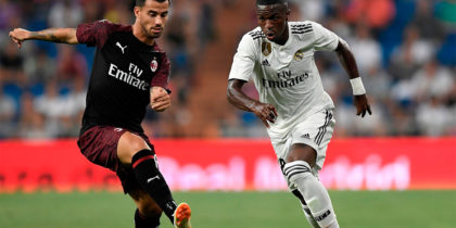 Real Madrid's Brazilian forward Vinicius Jr (R) challenges AC Milan's Spanish midfielder Suso during the Santiago Bernabeu Trophy football match between Real Madrid and AC Milan in Madrid on August 11, 2018. (Photo by GABRIEL BOUYS / AFP) (Photo credit should read GABRIEL BOUYS/AFP/Getty Images)
