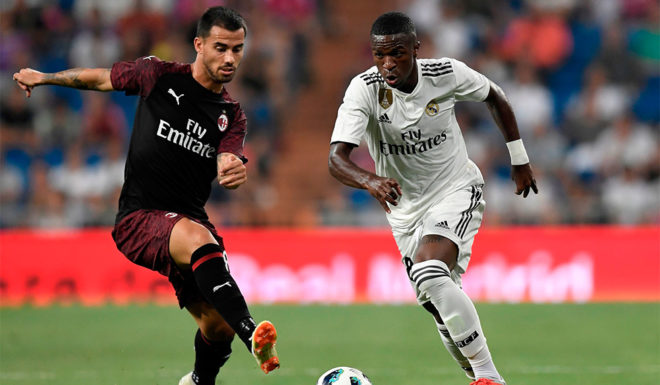 Real Madrid's Brazilian forward Vinicius Jr (R) challenges AC Milan's Spanish midfielder Suso during the Santiago Bernabeu Trophy football match between Real Madrid and AC Milan in Madrid on August 11, 2018. (Photo by GABRIEL BOUYS / AFP) (Photo credit should read GABRIEL BOUYS/AFP/Getty Images)