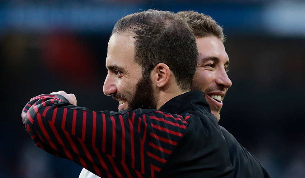 MADRID, SPAIN - AUGUST 11: Gonzalo Higuain (L) of AC Milan hugs Sergio Ramos (R) of Real Madrid CF prior to start the Santiago Bernabeu Trophy between Real Madrid CF and AC Milan at Estadio Santiago Bernabeu on August 11, 2018 in Madrid, Spain. (Photo by Gonzalo Arroyo Moreno/Getty Images)
