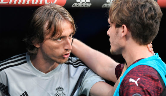 Real Madrid's Croatian midfielder Luka Modric greets AC Milan's Croatian midfielder Alen Halilovic (R) before the Santiago Bernabeu Trophy football match between Real Madrid and AC Milan in Madrid on August 11, 2018. (Photo by GABRIEL BOUYS / AFP) (Photo credit should read GABRIEL BOUYS/AFP/Getty Images)
