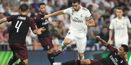 Real Madrid's Spanish defender Nacho Fernandez (C) challenges AC Milan's Colombian forward Carlos Bacca (R) during the Santiago Bernabeu Trophy football match between Real Madrid and AC Milan in Madrid on August 11, 2018. (Photo by GABRIEL BOUYS / AFP) (Photo credit should read GABRIEL BOUYS/AFP/Getty Images)