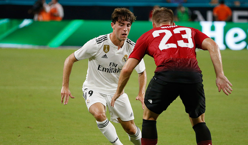 Real Madrid's Spanish defender Alvaro Odriozola (L) controls the ball around Manchester United's British defender Luke Shaw (R) during their International Champions Cup friendly match at Hard Rock Stadium in Miami, Florida, on July 31, 2018. (Photo by RHONA WISE / AFP) (Photo credit should read RHONA WISE/AFP/Getty Images)
