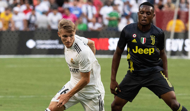 Real Madrid's Martin Odegaard (L) controls the ball in front of Juventus' Leandro Fernandes during the International Champions Cup (ICC) friendly football match between Real Madrid and Juventus at Fedex Field in Landover, Maryland, on August 4, 2018. (Photo by NICHOLAS KAMM / AFP) (Photo credit should read NICHOLAS KAMM/AFP/Getty Images)