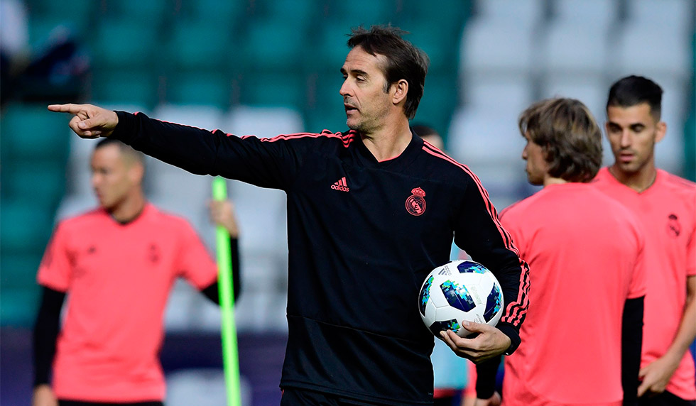 Real Madrid's Spanish coach Julen Lopetegui take part in a trainig session at Lillekula stadium in Tallinn on August 14, 2018, on the eve of the UEFA Super Cup football match Atletico de Madrid vs Real Madrid CF. (Photo by JAVIER SORIANO / AFP) (Photo credit should read JAVIER SORIANO/AFP/Getty Images)