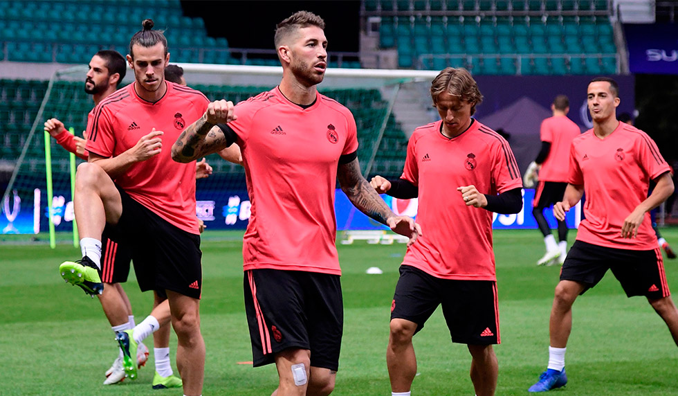 (L-R) Real Madrid's Spanish midfielder Isco, Real Madrid's Welsh forward Gareth Bale, Real Madrid's Spanish defender Sergio Ramos, Real Madrid's Croatian midfielder Luka Modric and Real Madrid's Spanish midfielder Lucas Vazquez take part in a trainig session at Lillekula stadium in Tallinn on August 14, 2018, on the eve of the UEFA Super Cup football match Atletico de Madrid vs Real Madrid CF. (Photo by JAVIER SORIANO / AFP) (Photo credit should read JAVIER SORIANO/AFP/Getty Images)