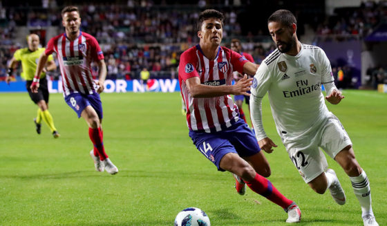 TALLINN, ESTONIA - AUGUST 15: Rodri of Atletico Madrid and Isco of Real Madrid compete for the ball during the UEFA Super Cup between Real Madrid and Atletico Madrid at Lillekula Stadium on August 15, 2018 in Tallinn, Estonia. (Photo by Alexander Hassenstein/Getty Images)