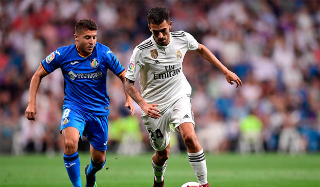 Real Madrid's Spanish midfielder Daniel Ceballos (R) challenges Getafe's Spanish forward Francisco Portillo during the Spanish League football match between Real Madrid and Getafe at the Santiago Bernabeu stadium in Madrid on August 19, 2018. (Photo by JAVIER SORIANO / AFP) (Photo credit should read JAVIER SORIANO/AFP/Getty Images)