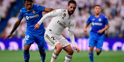 Real Madrid's Spanish midfielder Isco (R) challenges Getafe's Uruguayan defender Damian Suarez during the Spanish League football match between Real Madrid and Getafe at the Santiago Bernabeu stadium in Madrid on August 19, 2018. (Photo by JAVIER SORIANO / AFP) (Photo credit should read JAVIER SORIANO/AFP/Getty Images)