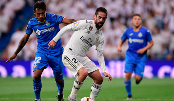 Real Madrid's Spanish midfielder Isco (R) challenges Getafe's Uruguayan defender Damian Suarez during the Spanish League football match between Real Madrid and Getafe at the Santiago Bernabeu stadium in Madrid on August 19, 2018. (Photo by JAVIER SORIANO / AFP) (Photo credit should read JAVIER SORIANO/AFP/Getty Images)