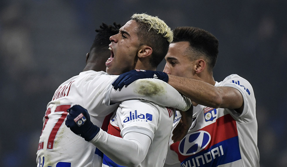 Lyon's Spanish forward Mariano Diaz (C) celebrates with teammates after scoring a goal during the French L1 football match Olympique Lyonnais (OL) vs Marseille (OM) at the Parc Olympique Lyonnais stadium in Decines-Charpieu, central-eastern France on December 17, 2017. / AFP PHOTO / JEFF PACHOUD (Photo credit should read JEFF PACHOUD/AFP/Getty Images)