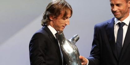 Real Madrid Croatia's midfielder Luka Modric (C) receives the UEFA Mens Player of the Year award from UEFA president Aleksander Ceferin (R) during the draw for UEFA Champions League football tournament at The Grimaldi Forum in Monaco on August 30, 2018. (Photo by Valery HACHE / AFP) (Photo credit should read VALERY HACHE/AFP/Getty Images)