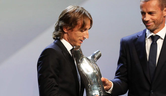 Real Madrid Croatia's midfielder Luka Modric (C) receives the UEFA Mens Player of the Year award from UEFA president Aleksander Ceferin (R) during the draw for UEFA Champions League football tournament at The Grimaldi Forum in Monaco on August 30, 2018. (Photo by Valery HACHE / AFP) (Photo credit should read VALERY HACHE/AFP/Getty Images)