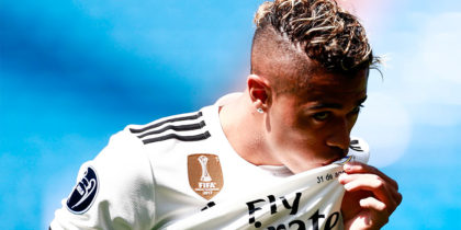 Real Madrid's Spanish-Dominican forward Mariano kisses his new number 7 jersey during his official presentation at the Santiago Bernabeu Stadium in Madrid on August 31, 2018. (Photo by BENJAMIN CREMEL / AFP) (Photo credit should read BENJAMIN CREMEL/AFP/Getty Images)
