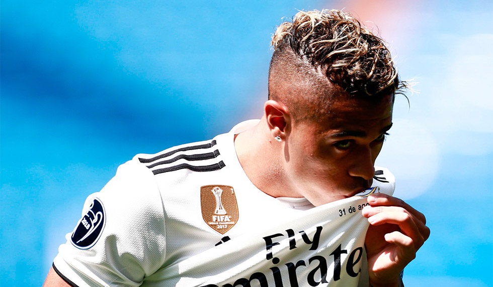 Real Madrid's Spanish-Dominican forward Mariano kisses his new number 7 jersey during his official presentation at the Santiago Bernabeu Stadium in Madrid on August 31, 2018. (Photo by BENJAMIN CREMEL / AFP) (Photo credit should read BENJAMIN CREMEL/AFP/Getty Images)