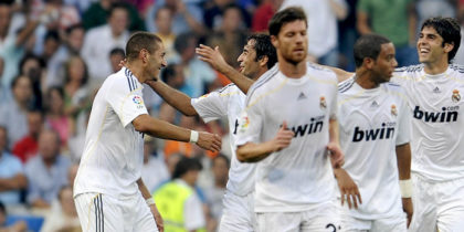 Real Madrid's Raul (2-L) celebrates with