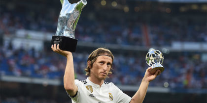 MADRID, SPAIN - SEPTEMBER 01: Luka Modric of Real Madrid celebrates with his 2017/18 UEFA Men's Player of the Year award before the La Liga match between Real Madrid CF and CD Leganes at Estadio Santiago Bernabeu on September 1, 2018 in Madrid, Spain. (Photo by Denis Doyle/Getty Images)