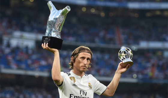 MADRID, SPAIN - SEPTEMBER 01: Luka Modric of Real Madrid celebrates with his 2017/18 UEFA Men's Player of the Year award before the La Liga match between Real Madrid CF and CD Leganes at Estadio Santiago Bernabeu on September 1, 2018 in Madrid, Spain. (Photo by Denis Doyle/Getty Images)