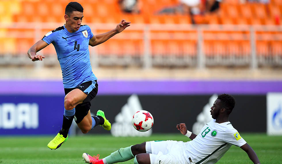 Uruguay's Jose Luis Rodriguez (L) fights for the ball with Saudi Arabia's Hassan Altambakti during their U-20 World Cup round of 16 football match between Uruguay and Saudi Arabia in Suwon on May 31, 2017. / AFP PHOTO / JUNG Yeon-Je (Photo credit should read JUNG YEON-JE/AFP/Getty Images)