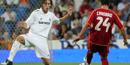 MADRID, SPAIN: Sergio Ramos (I) del Real Madrid busca tapar el pase del uruguayo Fabian Canobbio Celta de Vigo en partido de la Liga de Espana en Madrid el 10 de setiembre de 2005. El Celta vencio al Real Madrid por 3-2. AFP PHOTO / MM SPAIN OUT (Photo credit should read AFP/AFP/Getty Images)